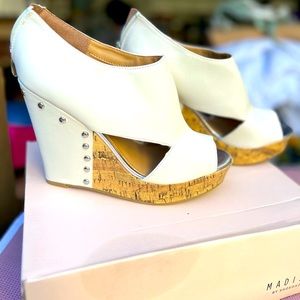 Shoe Dazzle Yumiko Off White Bootie Size 9.5